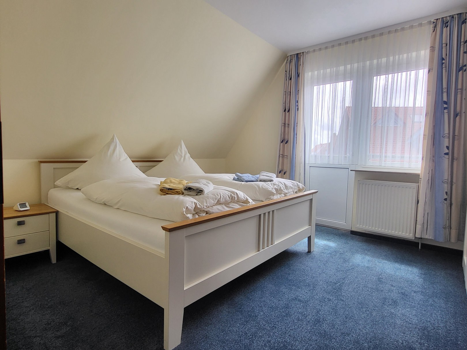 Schlafbereich Ostwohnung mit Doppelbett