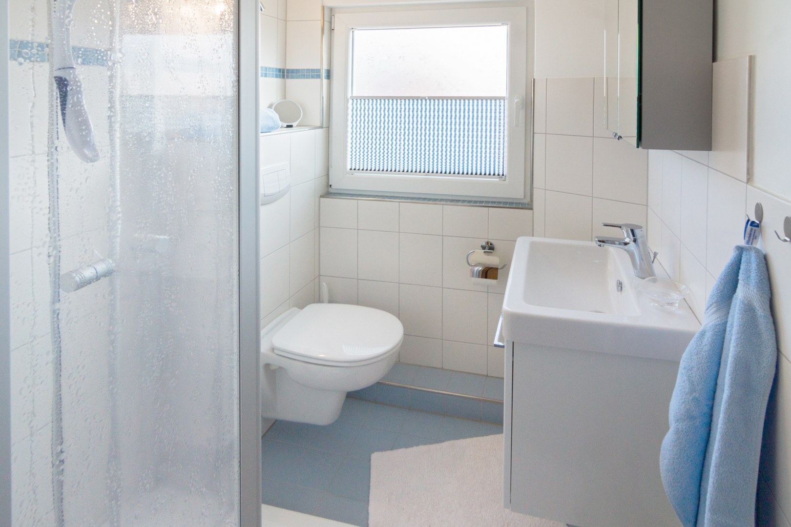 Badezimmer mit Dusche & WC