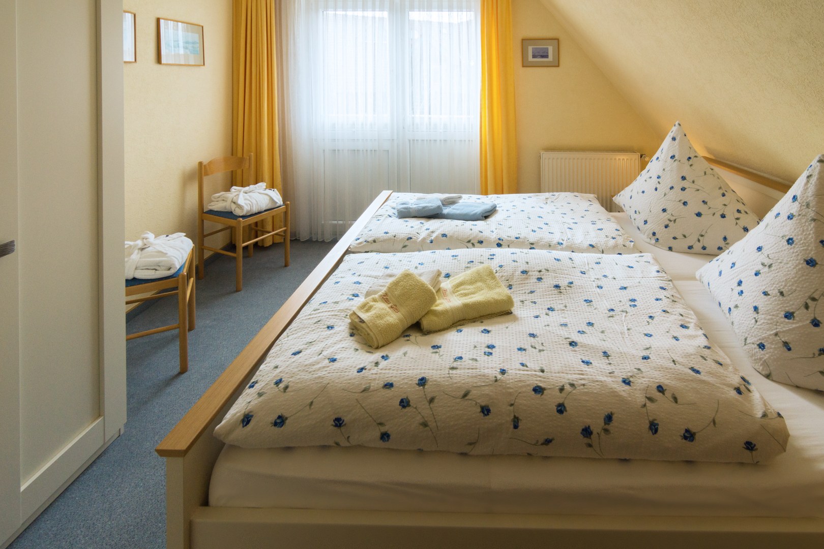 Schlafzimmer mit Doppelbett & verstellbaren Lattenrosten